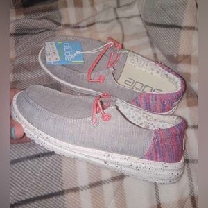 NWT Youth HEY DUDE size 2 (or ladies size 3) CUTE 🥰